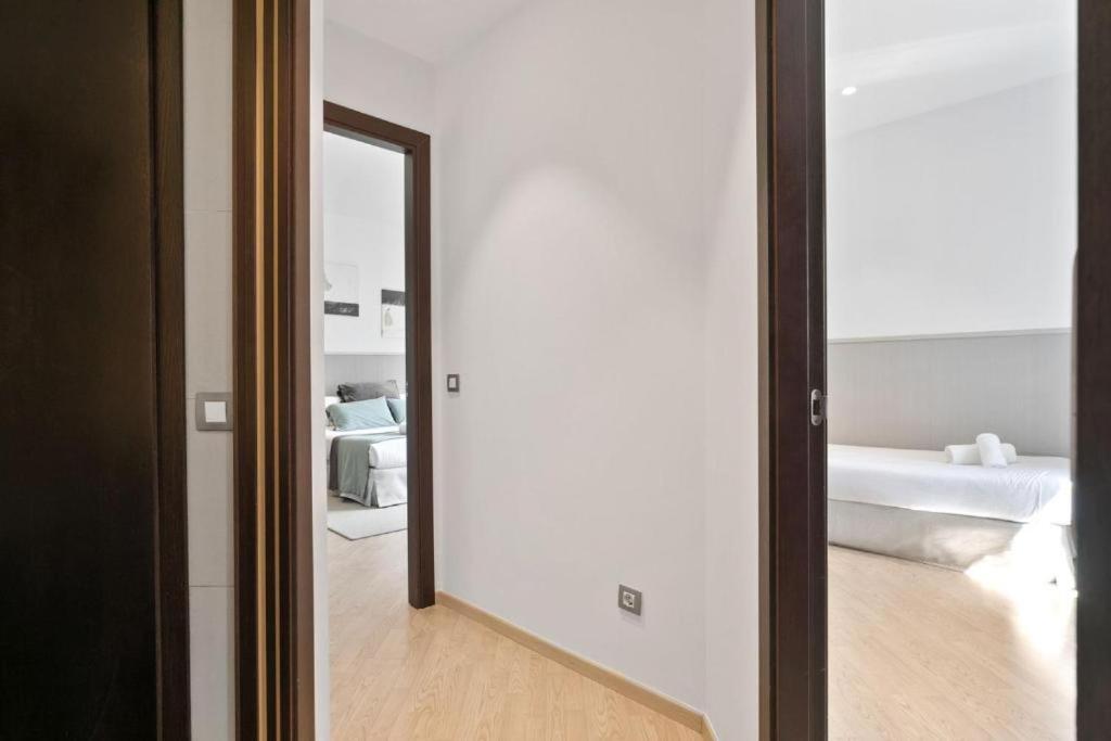 Fisa Rentals Gran Via Apartments Barcelona Exteriör bild